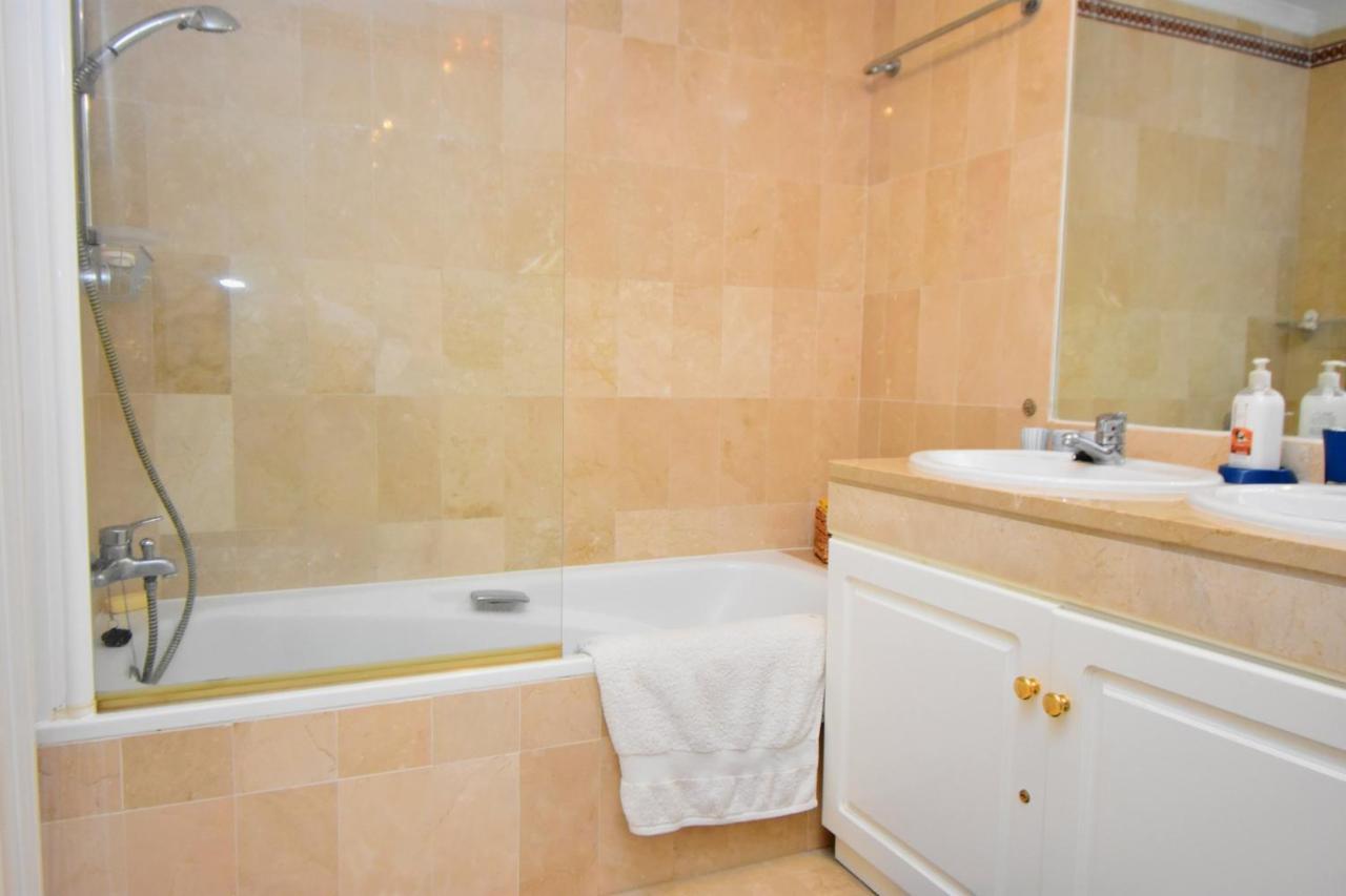 פואנגירולה Beautiful Apt With Golf & Lake Views Mijas Golf מראה חיצוני תמונה